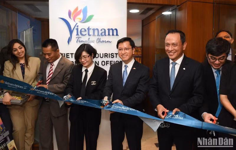 Đại sứ Việt Nam tại Ấn Độ, Tổng Giám đốc Vietnam Airlines Lê Hồng Hà và đại diện các đối tác cắt băng khai trương Trung tâm thông tin du lịch Việt Nam tại Ấn Độ.