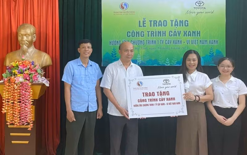 Trao tặng cây xanh cho tỉnh Hà Tĩnh