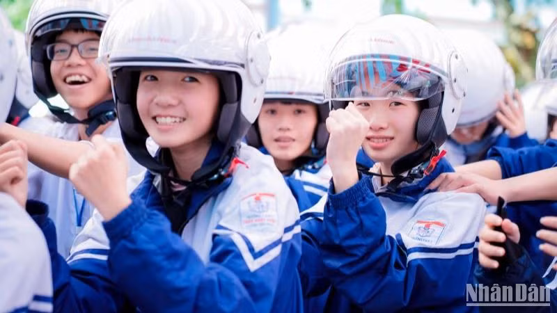 Tổ chức AIP Foundation và Công ty Johnson & Johnson Việt Nam trao tặng 1.300 mũ bảo hiểm theo tiêu chuẩn ECE 22 của Liên Hợp Quốc cho học sinh Trường Trung học phổ thông Trần Nhật Duật (huyện Yên Bình, Yên Bái).