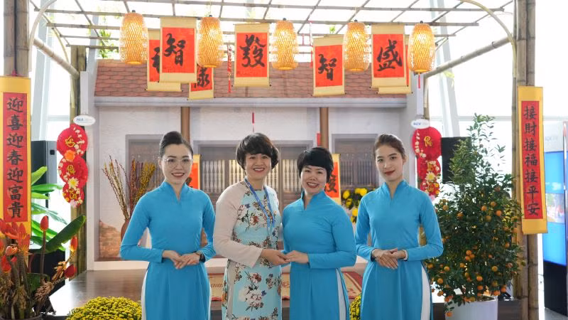 Bà Nguyễn Thị Kim Ngân Phó Giám đốc Cảng Hàng không quốc tế Nội Bài (người thứ hai từ trái qua) cùng một số cán bộ, nhân viên trực ngày 14/2 có mặt tại sự kiện.