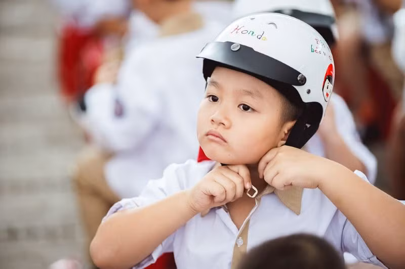 Chương trình trao tặng mũ bảo hiểm cho học sinh lớp 1 (năm học 2024-2025) trên toàn quốc dành hơn 1,7 triệu mũ bảo hiểm cho các em. (Ảnh: nhandan.vn) Chương trình trao tặng mũ bảo hiểm cho học sinh lớp 1 (năm học 2024-2025) trên toàn quốc dành hơn 1,7 triệu mũ bảo hiểm cho các em. (Ảnh: nhandan.vn)