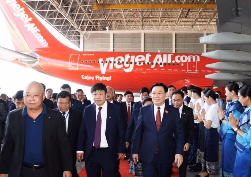 Chủ tịch Quốc hội Vương Đình Huệ và Phó Chủ tịch Quốc hội Lào Sounthone Xayachak thăm hãng bảo dưỡng tàu bay Vietjet tại Viêng Chăn, Lào. Chủ tịch Quốc hội Vương Đình Huệ và Phó Chủ tịch Quốc hội Lào Sounthone Xayachak thăm hãng bảo dưỡng tàu bay Vietjet tại Viêng Chăn, Lào.