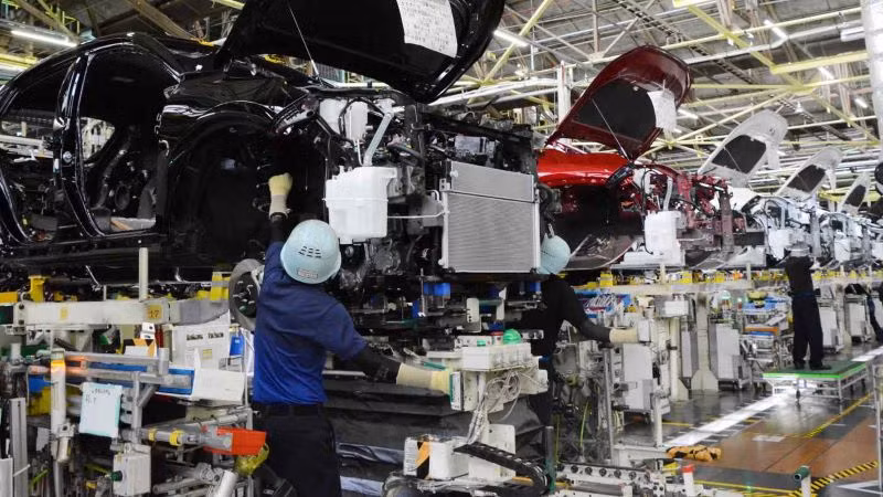 Toyota tìm cách giảm lượng khí thải carbon tại các nhà máy lắp ráp và trong toàn bộ chuỗi cung ứng của mình. Toyota tìm cách giảm lượng khí thải carbon tại các nhà máy lắp ráp và trong toàn bộ chuỗi cung ứng của mình.