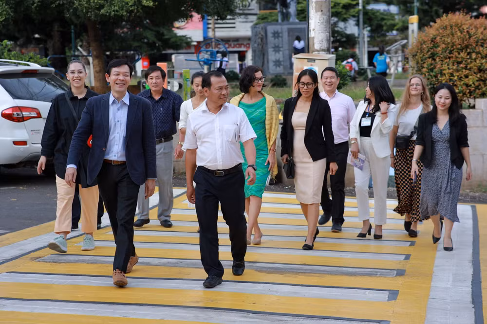 Triển khai thí điểm dự án “Giảm tốc độ - Trường học an toàn”, làm vạch sang đường, gờ giảm tốc,...