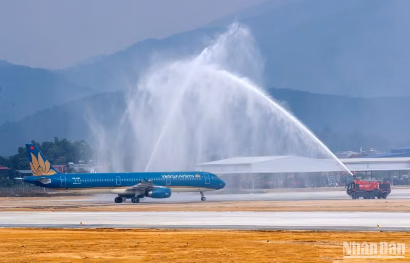 Nghi thức phun vòi rồng chào đón chuyến bay.