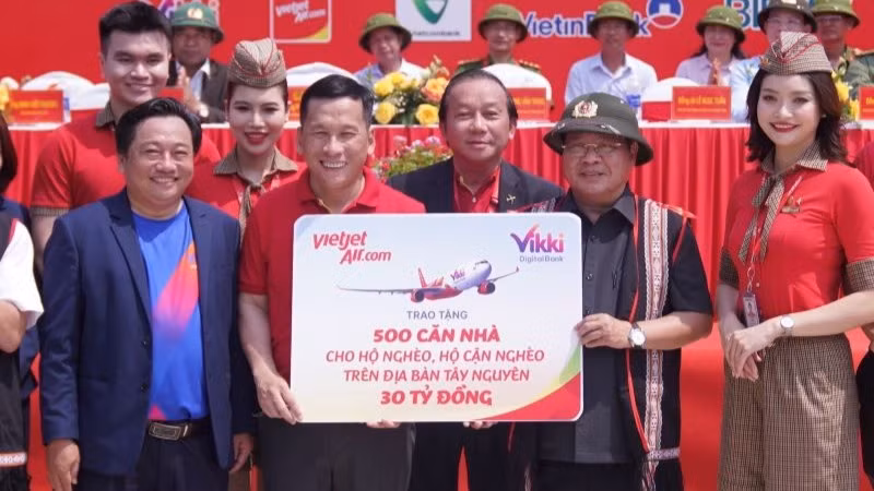 Đây là món quà được hơn 10.000 cán bộ, nhân viên Vietjet và Ngân hàng số Vikki gửi tới bà con Tây Nguyên. Đây là món quà được hơn 10.000 cán bộ, nhân viên Vietjet và Ngân hàng số Vikki gửi tới bà con Tây Nguyên.