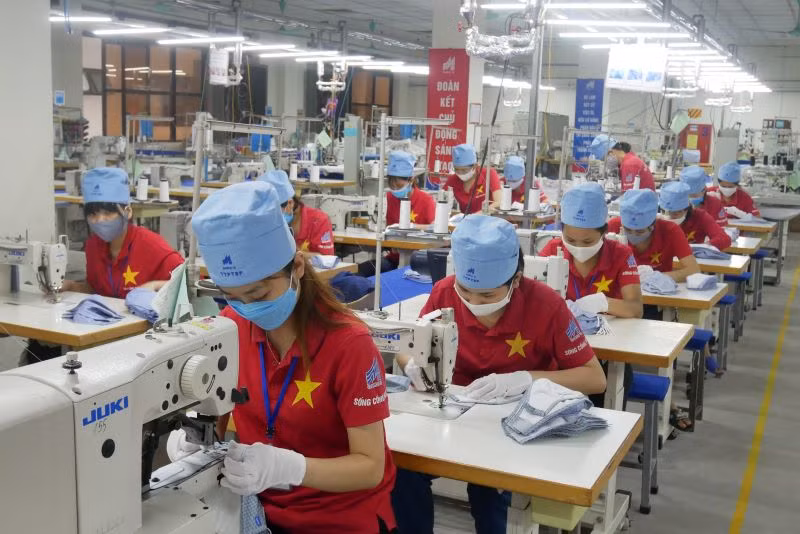 Sản xuất hàng dệt may xuất khẩu tại Tổng Công ty May 10. Sản xuất hàng dệt may xuất khẩu tại Tổng Công ty May 10.