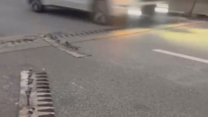 Khe co giãn cầu Sông Nhơm bị bong bật, tiềm ẩn nguy cơ gây mất an toàn giao thông.