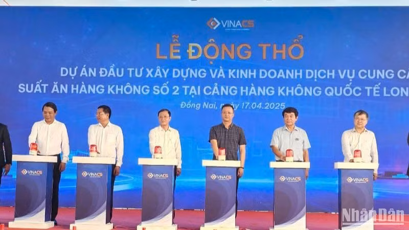 Cục Hàng không Việt Nam và Công ty cổ phần Dịch vụ suất ăn hàng không Việt Nam (VINACS) tổ chức động thổ dự án đầu tư xây dựng và kinh doanh dịch vụ cung cấp suất ăn hàng không số 2 tại Cảng hàng không quốc tế Long Thành.