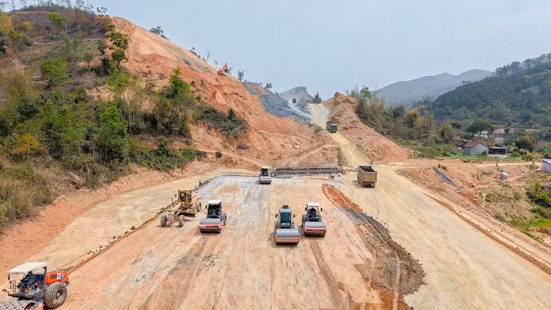 Các nhà thầu tổ chức 78 mũi thi công tại dự án đường cao tốc Hữu Nghị-Chi Lăng; huy động 1.955 kỹ sư, nhân công, 727 thiết bị trên toàn công trường, hiện sản lượng dự án đạt hơn 800 tỷ đồng (hơn 12,3%).