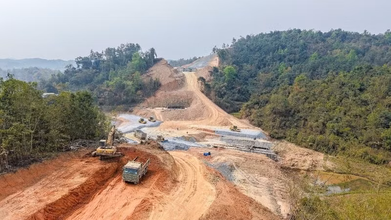 Cùng với nỗ lực bàn giao toàn bộ mặt bằng của địa phương, các nhà thầu dồn mọi nguồn lực đẩy nhanh tiến độ, quyết tâm thông tuyến Đồng Đăng-Trà Lĩnh trong năm nay.