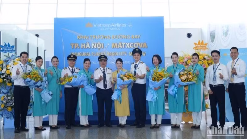 Phi hành đoàn trên chuyến bay VN63 tái lập cầu nối hàng không Hà Nội-Moscow.