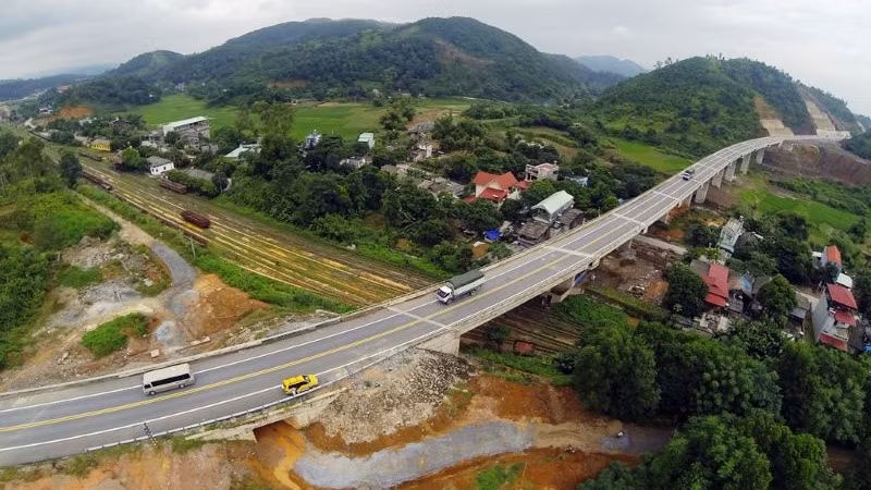 Với sự tăng trưởng mạnh mẽ về lưu lượng phương tiện, đặc biệt là xe tải trọng lớn, đến nay nhiều đoạn trên tuyến cao tốc Nội Bài-Lào Cai đã hư hỏng và có biểu hiện xuống cấp. Với sự tăng trưởng mạnh mẽ về lưu lượng phương tiện, đặc biệt là xe tải trọng lớn, đến nay nhiều đoạn trên tuyến cao tốc Nội Bài-Lào Cai đã hư hỏng và có biểu hiện xuống cấp.