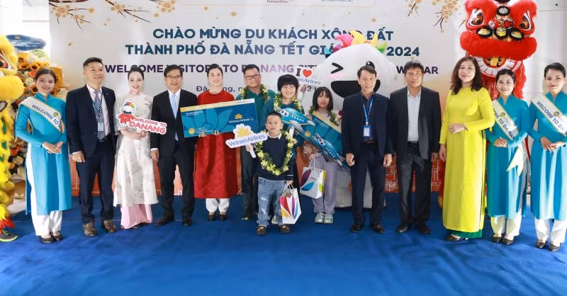 Các chuyến bay VN 628 khởi hành từ Bangkok (Thái Lan), VN 157 khởi hành từ Hà Nội đã “xông đất” sân bay thành phố Đà Nẵng lần lượt vào lúc 6 giờ 45 phút và 7 giờ 15 phút ngày 10/2.