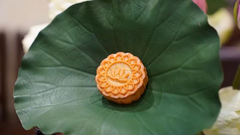 Mỗi chiếc bánh đều được thiết kế tinh tế, mang hình ảnh của quốc hoa với thương hiệu Vietnam Airlines