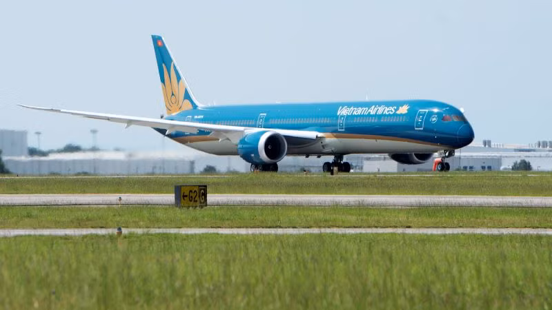 Hãng Vietnam Airlines dự kiến tăng cường hợp tác với Tập đoàn Boeing để cải thiện công tác bảo dưỡng và phát triển đội ngũ phi công, nhân viên kỹ thuật, hướng tới mục tiêu phát triển bền vững. Hãng Vietnam Airlines dự kiến tăng cường hợp tác với Tập đoàn Boeing để cải thiện công tác bảo dưỡng và phát triển đội ngũ phi công, nhân viên kỹ thuật, hướng tới mục tiêu phát triển bền vững.