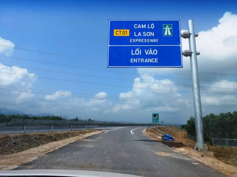 Phân luồng, cấm phương tiện xe tải nặng, xe khách đi vào đường cao tốc Cam Lộ-La Sơn. Phân luồng, cấm phương tiện xe tải nặng, xe khách đi vào đường cao tốc Cam Lộ-La Sơn.
