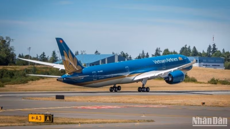 Hãng hàng không Vietnam Airlines đổi sang khai thác bằng tàu bay thân rộng Airbus A350 và Boeing 787 thay thế cho tàu bay thân hẹp Airbus A321 đưa, đón đội tuyển, hành khách và người hâm mộ bóng đá.
