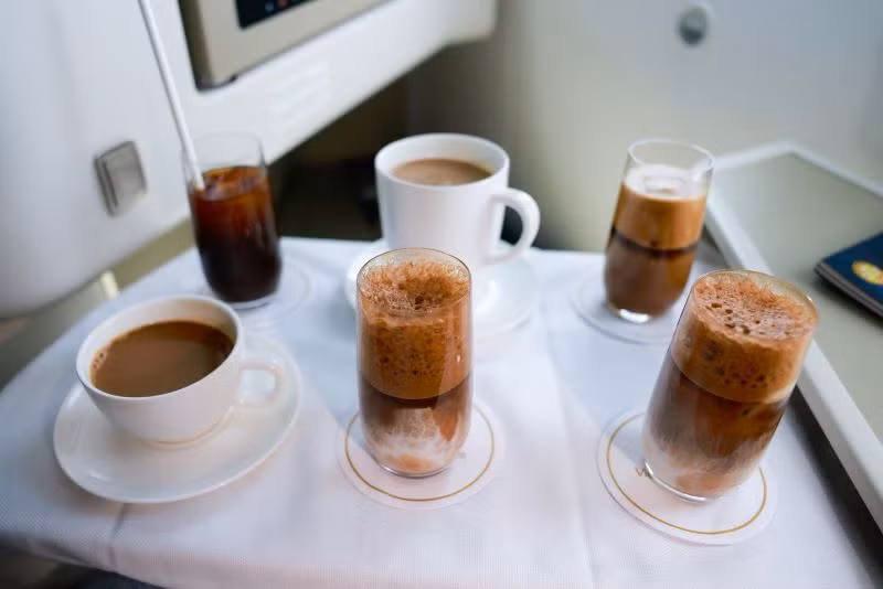 Hành khách hạng Thương gia có thể lựa chọn 6 loại cà-phê khác nhau trên các đường bay Hà Nội-Thành phố Hồ Chí Minh; các chuyến bay đi châu Âu, Australia, Mỹ, Nhật Bản, Hàn Quốc. Hành khách hạng Thương gia có thể lựa chọn 6 loại cà-phê khác nhau trên các đường bay Hà Nội-Thành phố Hồ Chí Minh; các chuyến bay đi châu Âu, Australia, Mỹ, Nhật Bản, Hàn Quốc.