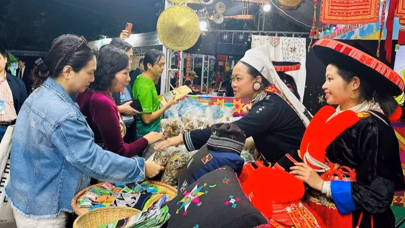 Tỉnh Cao Bằng đã triển khai 59 kế hoạch hỗ trợ sản xuất liên kết theo chuỗi giá trị, cùng 773 dự án phát triển sản xuất cộng đồng với 41.650 hộ tham gia, tạo ra 144 sản phẩm OCOP chất lượng cao.