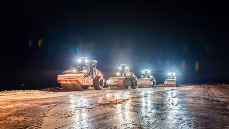 Nhà thầu tăng tốc thi công ngày đêm, bù tiến độ sau nhiều tháng mưa kéo dài.