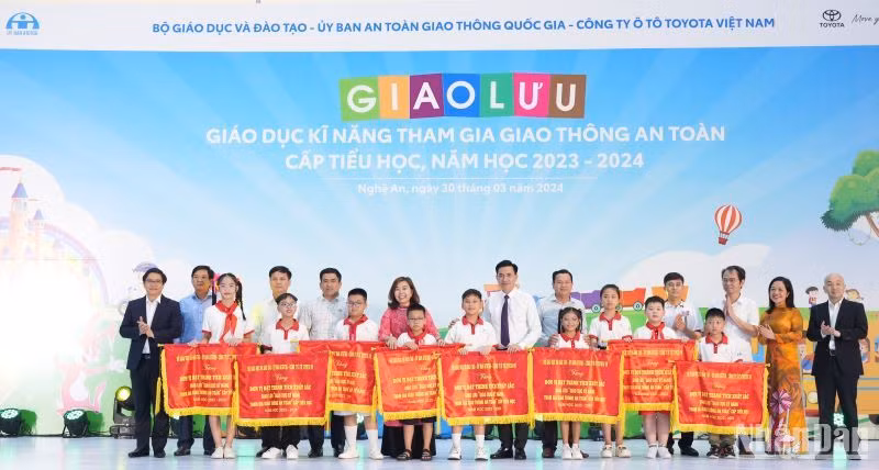 Ba tỉnh có thành tích xuất sắc nhất là Hưng Yên, Ninh Bình và Nghệ An.