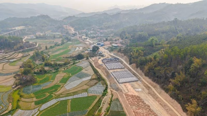 Năm 2021, khi Luật PPP chính thức có hiệu lực, số lượng dự án PPP khởi công mới đã giảm sâu, chỉ còn một vài công trình, tiêu biểu nhất là dự án đường cao tốc Đồng Đăng-Trà Lĩnh được triển khai.