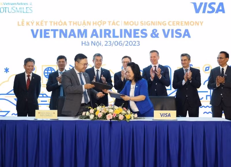 Vietnam Airlines tận dụng các nguồn lực của Visa để ra mắt sản phẩm đồng thương hiệu độc đáo, nâng cao năng lực kỹ thuật số, thúc đẩy quá trình chuyển đổi số tại Việt Nam.