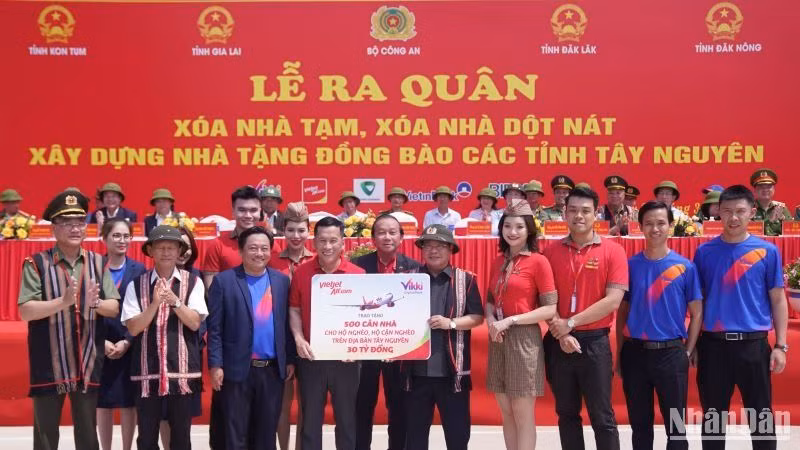 Lãnh đạo Vietjet và Ngân hàng số Vikki trao tặng 500 nhà mới cho các hộ nghèo, cận nghèo trên địa bàn Tây Nguyên.