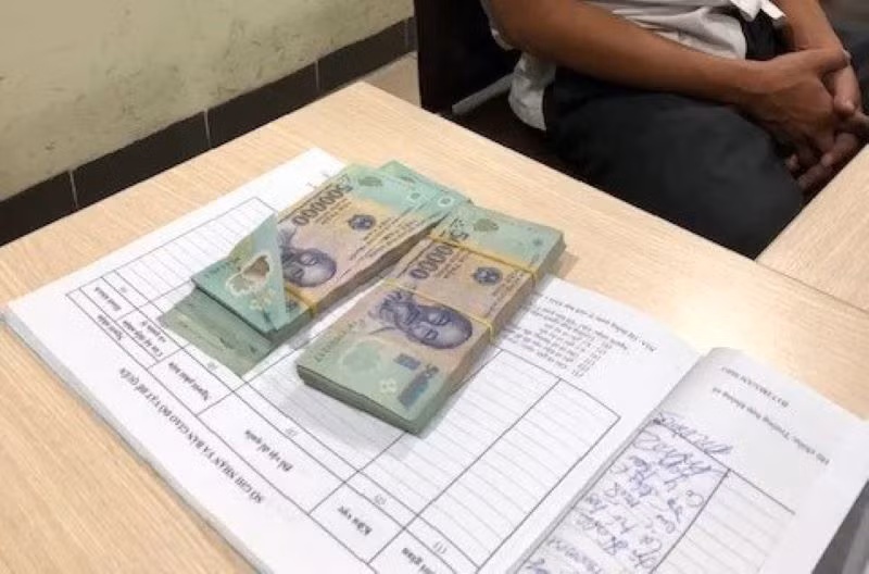 Lực lượng an ninh hàng không Nội Bài nhanh chóng bàn giao lại nguyên vẹn tài sản cho hành khách. Lực lượng an ninh hàng không Nội Bài nhanh chóng bàn giao lại nguyên vẹn tài sản cho hành khách.