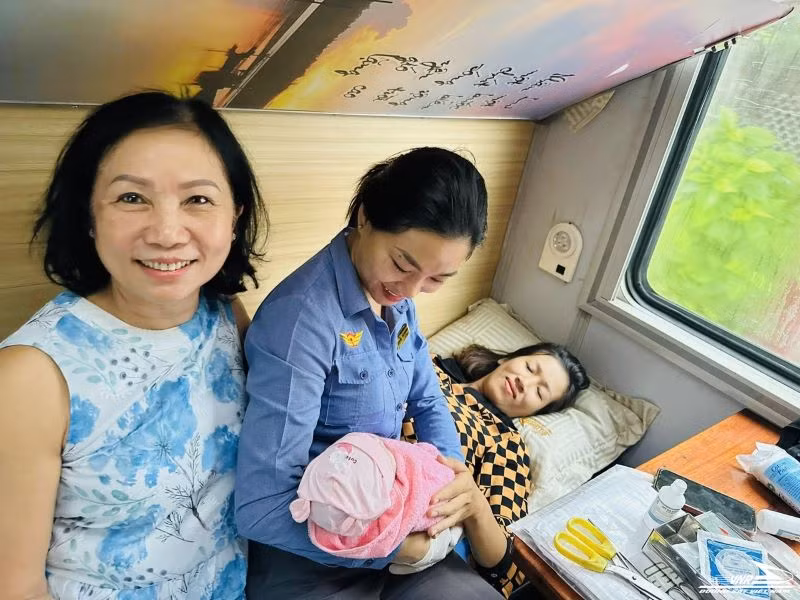 Hành khách Cao Thị Mỹ Duyên đã hạ sinh một bé gái thành công. 
