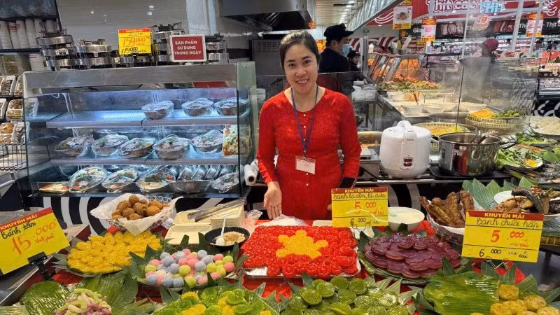 Các món ăn được trình bày theo hình dạng cờ Tổ quốc. Các món ăn được trình bày theo hình dạng cờ Tổ quốc.