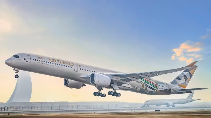 Vietnam Airlines và Etihad Airways sẽ phát triển mối quan hệ song phương trong cả lĩnh vực hành khách và hàng hóa để tăng cường kết nối giữa Abu Dhabi và Việt Nam, giúp mở rộng mạng lưới đường bay của cả hai hãng. Vietnam Airlines và Etihad Airways sẽ phát triển mối quan hệ song phương trong cả lĩnh vực hành khách và hàng hóa để tăng cường kết nối giữa Abu Dhabi và Việt Nam, giúp mở rộng mạng lưới đường bay của cả hai hãng.