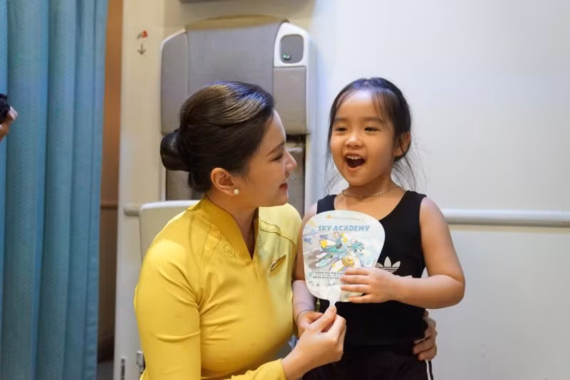 Toàn bộ hành khách nhí nhận được những món quà đặc biệt như: móc khóa chibi, quạt, túi in hình mascot...