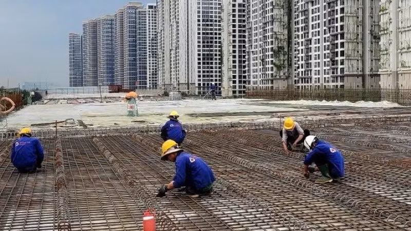 Trong dịp lễ 30/4, tại dự án Vành đai 3 Thành phố Hồ Chí Minh, Định An huy động gần 100 kỹ sư cùng gần 250 công nhân chia ca, phân kíp thi công liên tục, duy trì 90% số lượng người lao động, máy móc thiết bị làm việc.