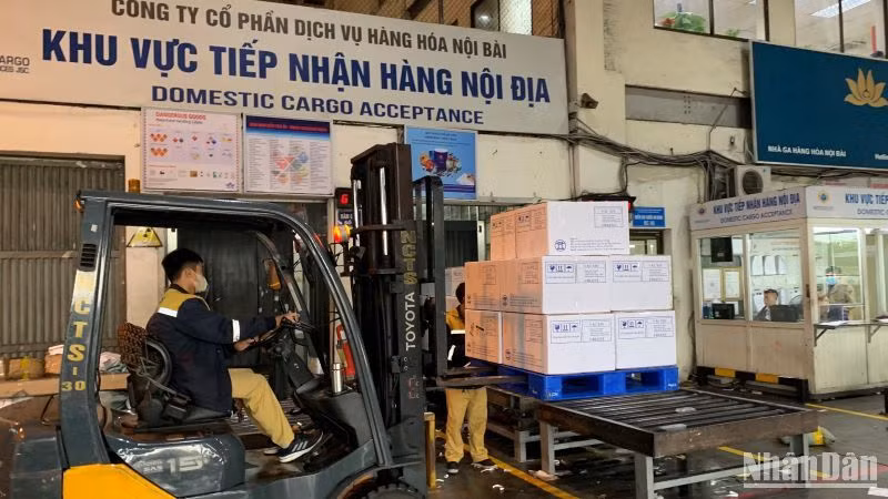 Tiếp nhận lô vaccine tại khu vực tiếp nhận hàng nội địa (sân bay Nội Bài).