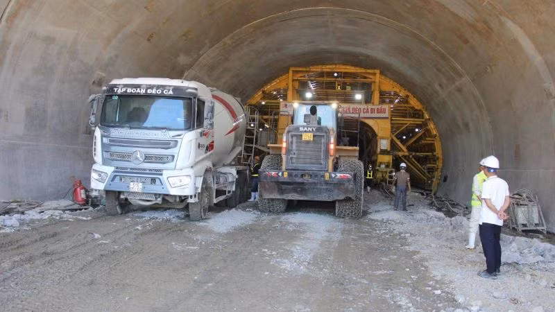 Hầm Núi Vung có chiều dài 2,2km, được thi công theo phương pháp NATM của Áo. Hầm Núi Vung có chiều dài 2,2km, được thi công theo phương pháp NATM của Áo.