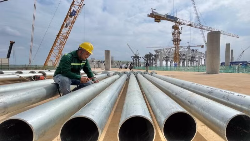 Nhiều gói thầu gặp khó khăn do chồng lấn công địa thi công, vật liệu xây dựng, nhân lực; tiến độ sản xuất, vận chuyển, lắp đặt thiết bị chuyên ngành hàng không lại phụ thuộc toàn bộ vào nhà sản xuất nước ngoài. Nhiều gói thầu gặp khó khăn do chồng lấn công địa thi công, vật liệu xây dựng, nhân lực; tiến độ sản xuất, vận chuyển, lắp đặt thiết bị chuyên ngành hàng không lại phụ thuộc toàn bộ vào nhà sản xuất nước ngoài.