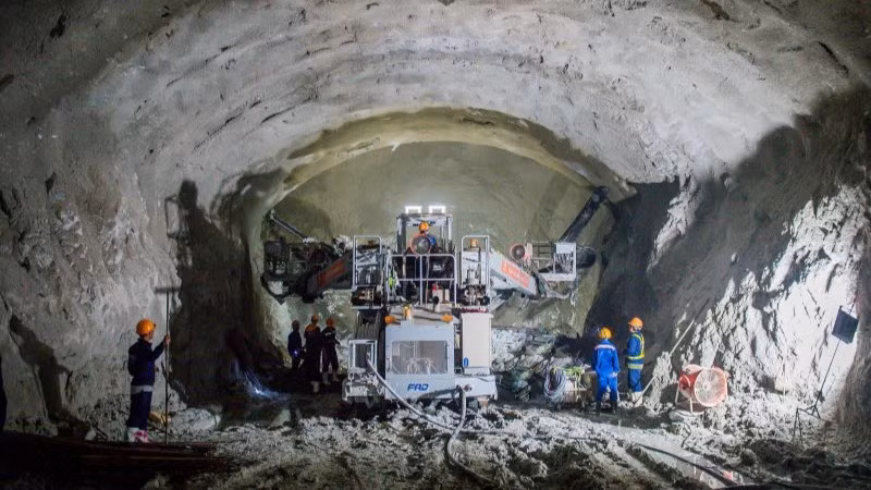 Thi công hầm đường bộ trên tuyến cao tốc bắc-nam. Thi công hầm đường bộ trên tuyến cao tốc bắc-nam.