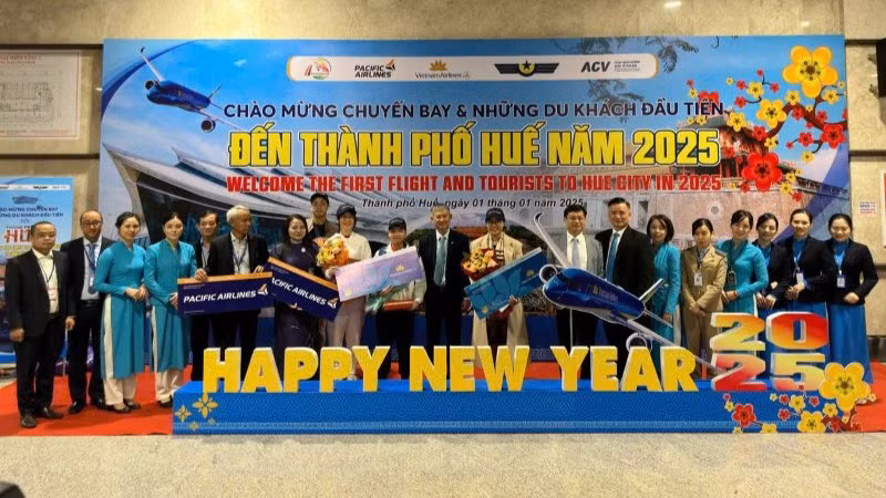 Vietnam Airlines chào đón những hành khách đầu tiên nhân dịp năm mới 2025 tại Cảng Hàng không quốc tế Phú Bài, Thừa Thiên Huế.