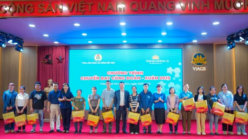 Đây là hoạt động thường niên được Hãng hàng không Quốc gia triển khai với mong muốn đưa người lao động trở về gia đình, tận hưởng khoảnh khắc thiêng liêng của ngày Tết cổ truyền. Đây là hoạt động thường niên được Hãng hàng không Quốc gia triển khai với mong muốn đưa người lao động trở về gia đình, tận hưởng khoảnh khắc thiêng liêng của ngày Tết cổ truyền.