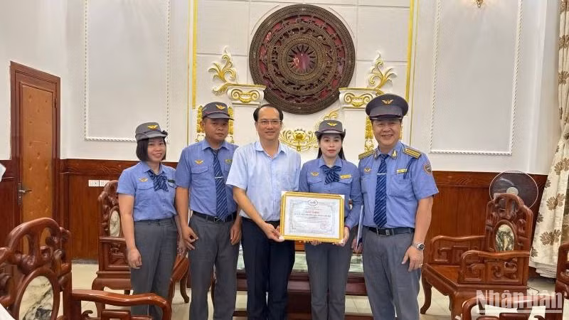 Ông Trần Anh Tuấn, Phó Tổng Giám đốc Tổng công ty Đường sắt Việt Nam trao thưởng “nóng” tập thể tổ tàu SE4.