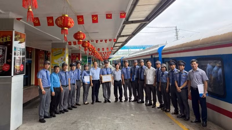 Tổng Công ty Đường sắt Việt Nam trao thưởng "nóng' cho Tổ tàu SE4 ngay sau khi tổ tàu hoàn thành nhiệm vụ.