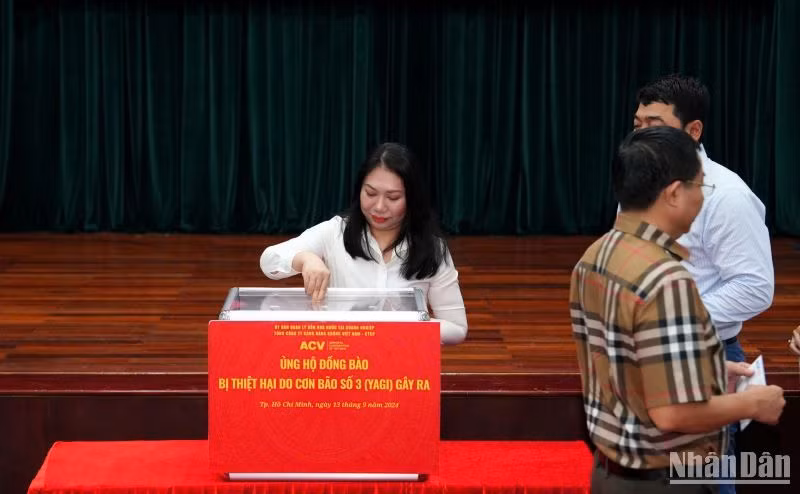 Đồng chí Lê Thị Diệu Thúy, Phó Bí thư Thường trực Đảng ủy, Thành viên Hội đồng quản trị ACV ủng hộ đồng bào vùng lũ tại lễ phát động.
