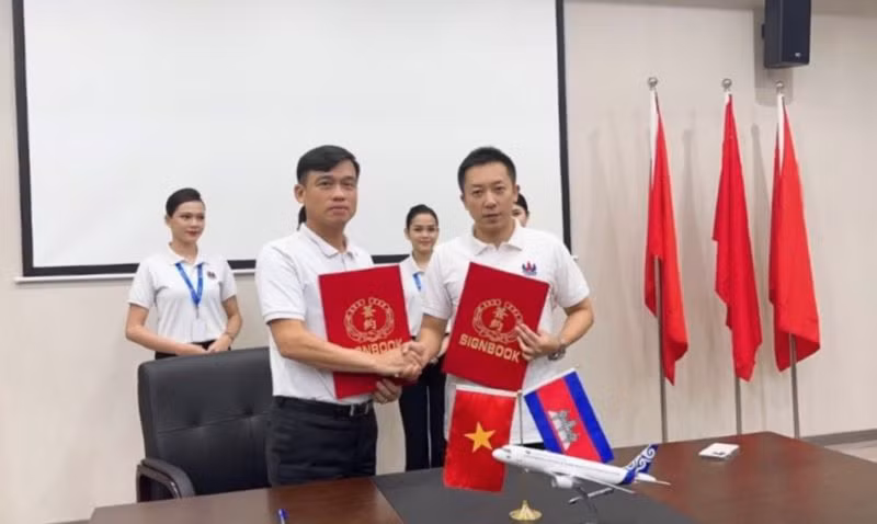 Ban lãnh đạo hãng Vietravel Airlines và Ban lãnh đạo hãng Cambodia Airways ký hợp đồng thuê tàu bay mới.