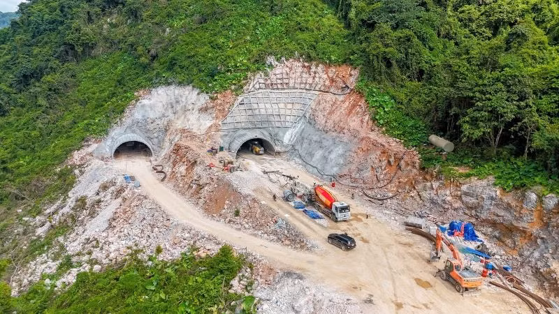 Mở cửa hầm trên tuyến cao tốc Đồng Đăng-Trà Lĩnh. Mở cửa hầm trên tuyến cao tốc Đồng Đăng-Trà Lĩnh.
