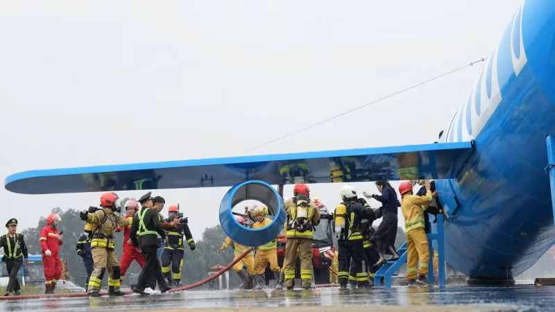Diễn tập thực binh chữa cháy, cứu nạn tàu bay. Diễn tập thực binh chữa cháy, cứu nạn tàu bay.