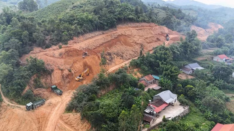 Bộ Giao thông vận tải yêu cầu các ban quản lý dự án phối hợp với địa phương thực hiện ngay thủ tục chuyển đổi mục đích sử dụng rừng, tăng cường các mũi thi công để đẩy nhanh tiến độ các đoạn tuyến hiện vướng diện tích đất rừng tại dự án đường cao tốc bắc-nam. Bộ Giao thông vận tải yêu cầu các ban quản lý dự án phối hợp với địa phương thực hiện ngay thủ tục chuyển đổi mục đích sử dụng rừng, tăng cường các mũi thi công để đẩy nhanh tiến độ các đoạn tuyến hiện vướng diện tích đất rừng tại dự án đường cao tốc bắc-nam.