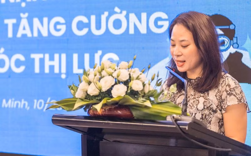 Bà Trịnh Thu Hà, Phó Chánh Văn phòng Ủy ban An toàn giao thông Quốc gia phát biểu ý kiến.