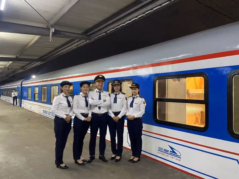 Tổng Công ty Đường sắt Việt Nam cũng tuyển chọn đội ngũ tiếp viên có nhiều kinh nghiệm, kỹ năng giao tiếp tốt và có thể giao tiếp bằng tiếng Anh, đồng phục cũng được thiết kế nhận diện riêng. Tổng Công ty Đường sắt Việt Nam cũng tuyển chọn đội ngũ tiếp viên có nhiều kinh nghiệm, kỹ năng giao tiếp tốt và có thể giao tiếp bằng tiếng Anh, đồng phục cũng được thiết kế nhận diện riêng.